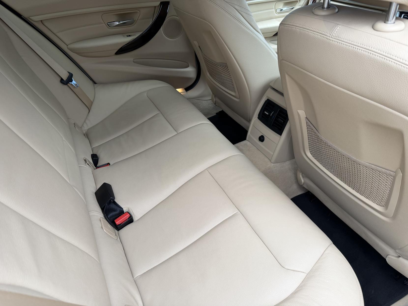 BMW 3 Series 2.0 320i Luxury Saloon 4dr Petrol Auto Euro 6 (s/s) (184 ps)