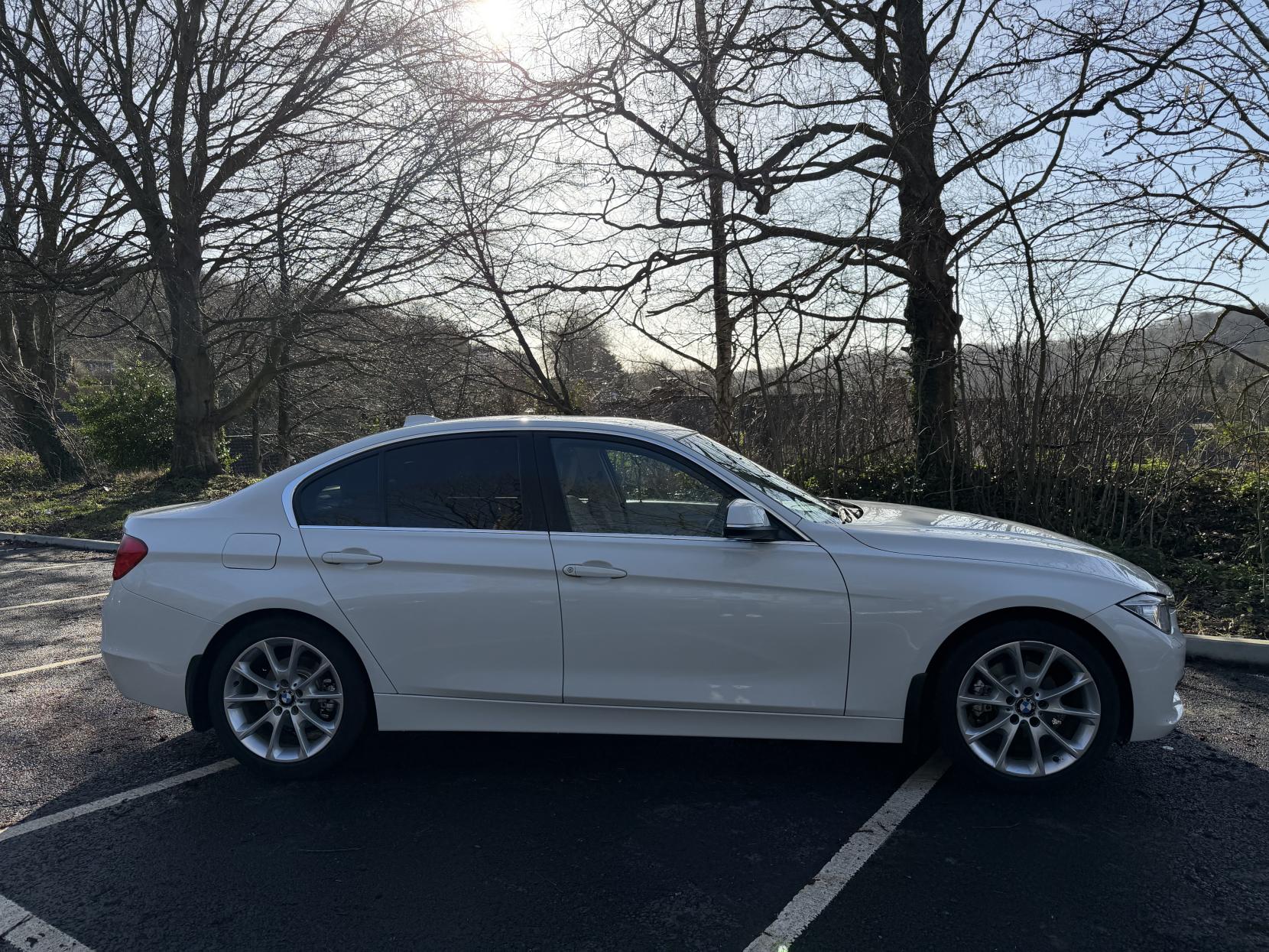 BMW 3 Series 2.0 320i Luxury Saloon 4dr Petrol Auto Euro 6 (s/s) (184 ps)