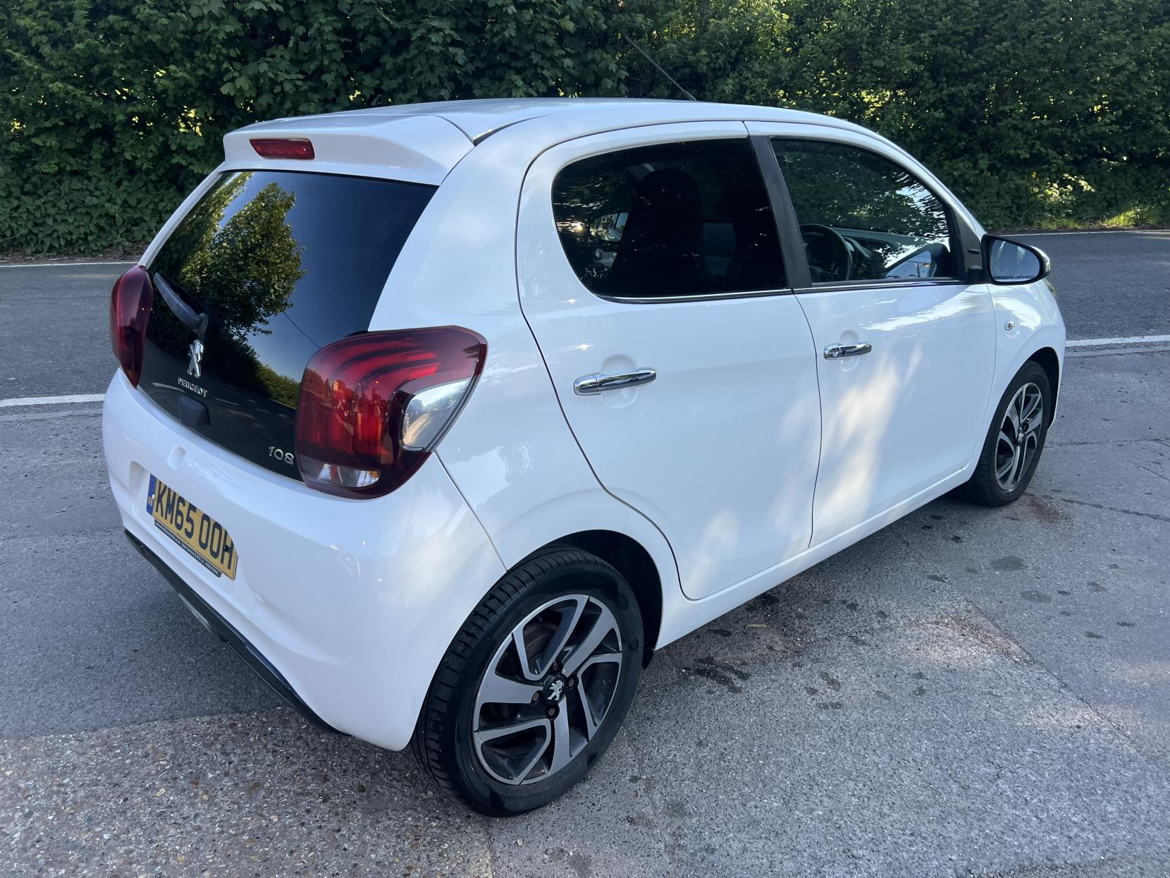 Peugeot 108 1.2 VTi PureTech Feline Hatchback 5dr Petrol Manual Euro 5 (82 ps)
