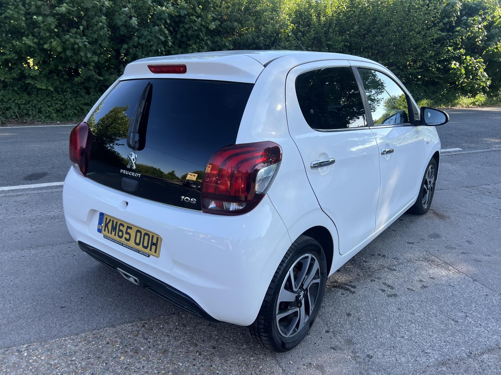 Peugeot 108 1.2 VTi PureTech Feline Hatchback 5dr Petrol Manual Euro 5 (82 ps)