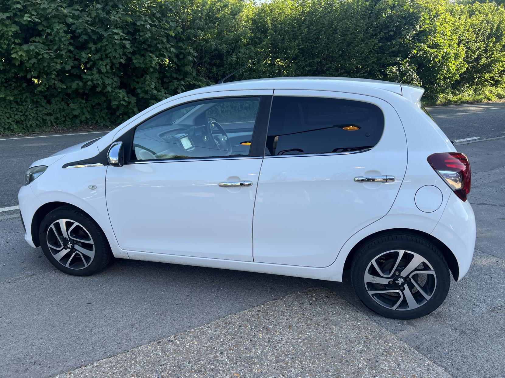 Peugeot 108 1.2 VTi PureTech Feline Hatchback 5dr Petrol Manual Euro 5 (82 ps)