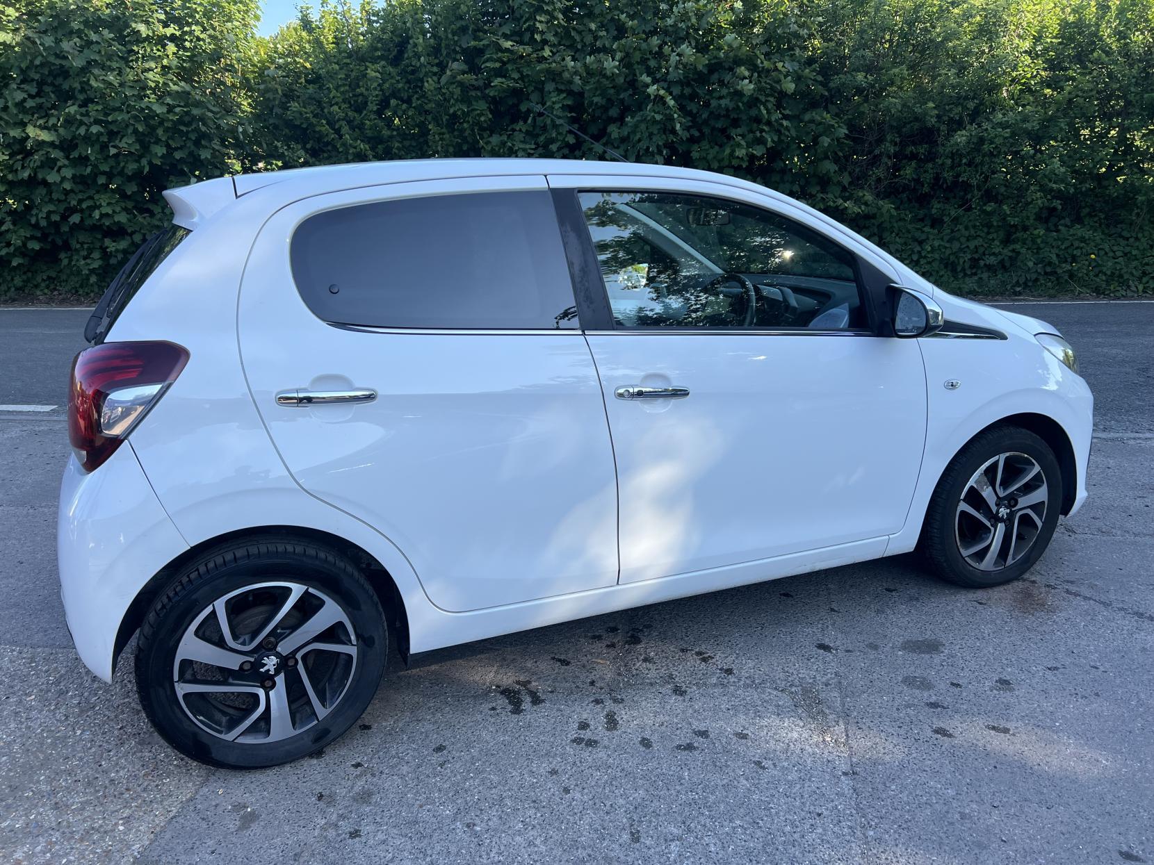 Peugeot 108 1.2 VTi PureTech Feline Hatchback 5dr Petrol Manual Euro 5 (82 ps)