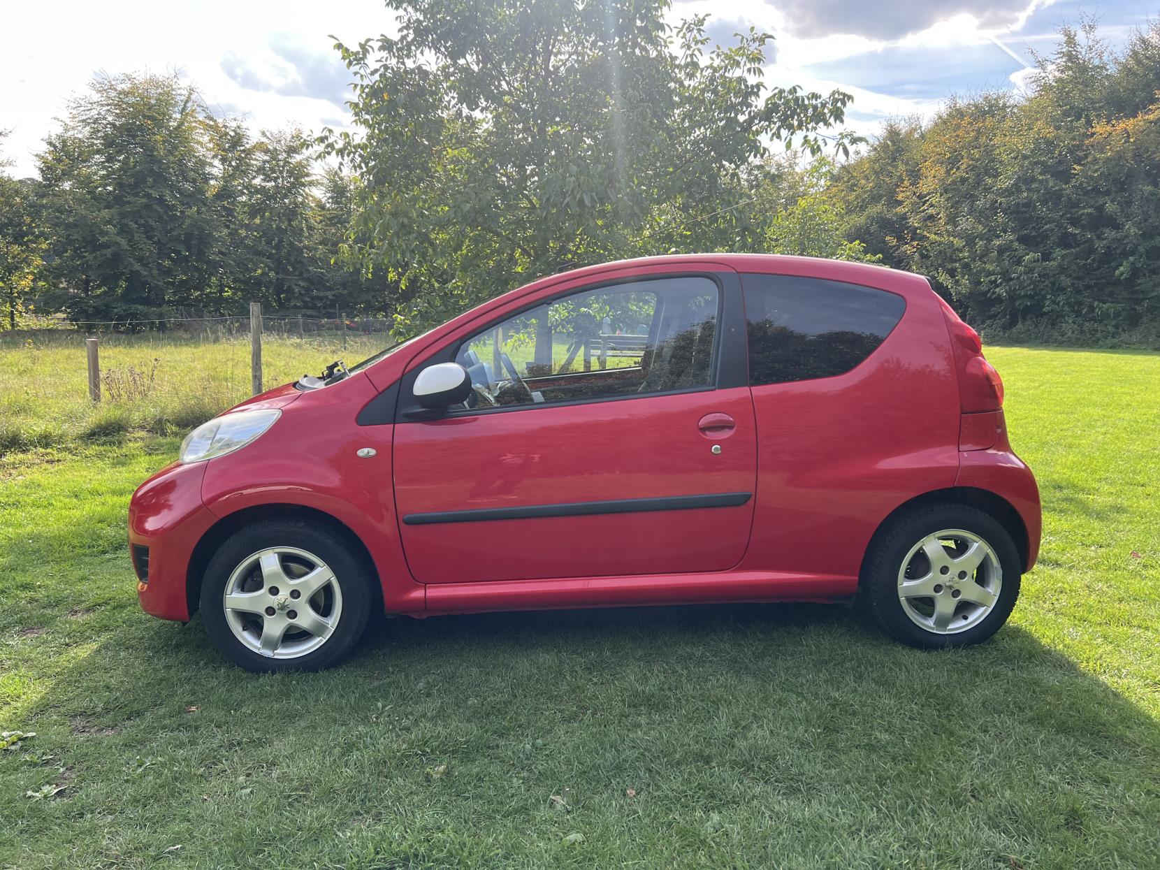 Peugeot 107 1.0 12V Sportium Hatchback 3dr Petrol Manual Euro 5 (68 ps)