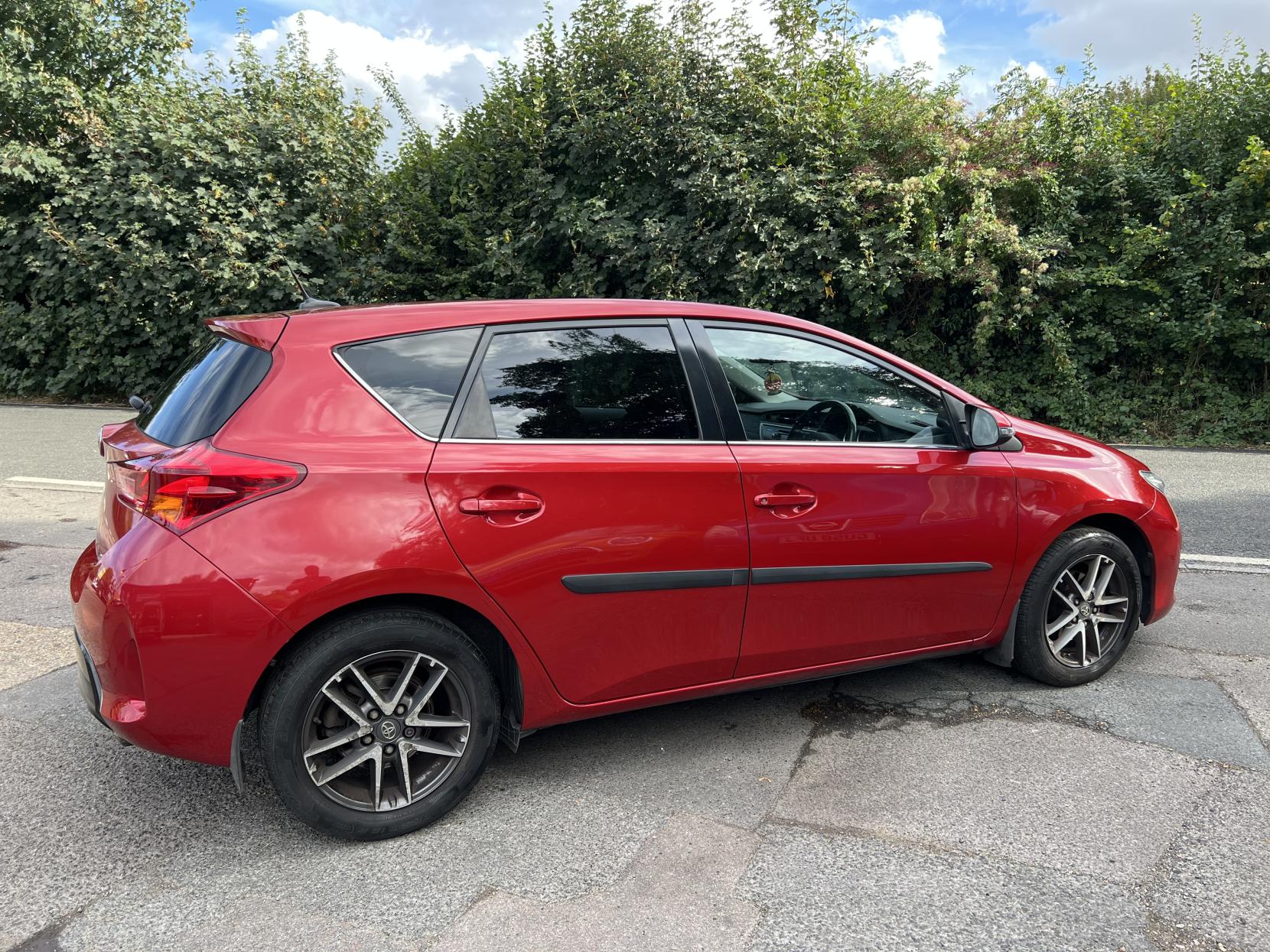 Toyota Auris 1.6 V-Matic Icon Plus Hatchback 5dr Petrol Manual Euro 5 (132 ps)