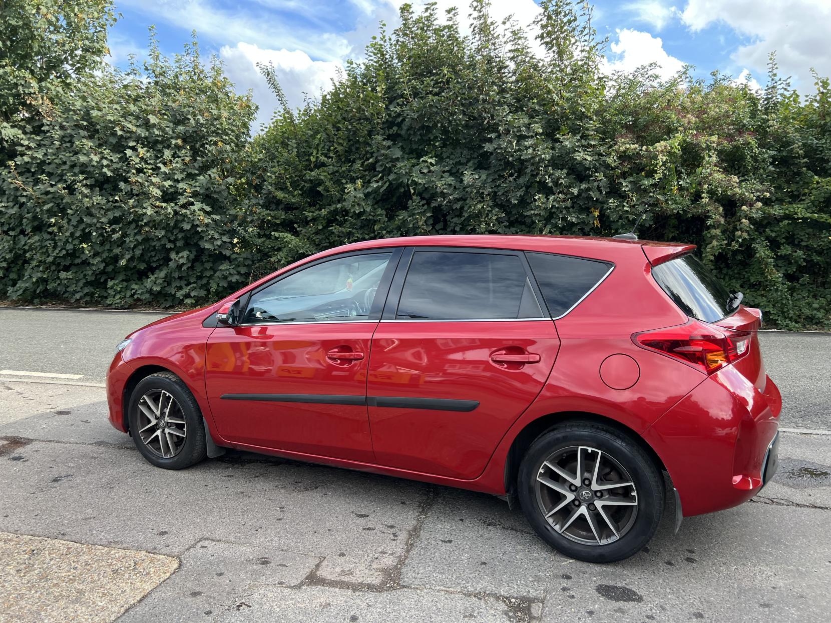 Toyota Auris 1.6 V-Matic Icon Plus Hatchback 5dr Petrol Manual Euro 5 (132 ps)