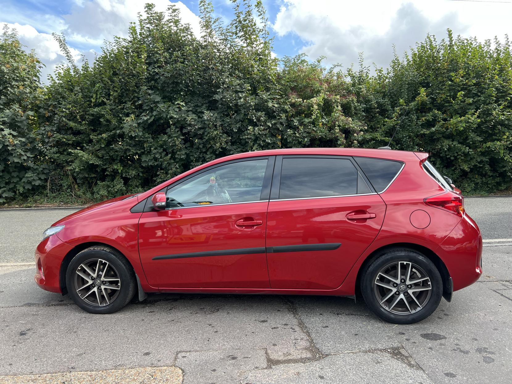 Toyota Auris 1.6 V-Matic Icon Plus Hatchback 5dr Petrol Manual Euro 5 (132 ps)