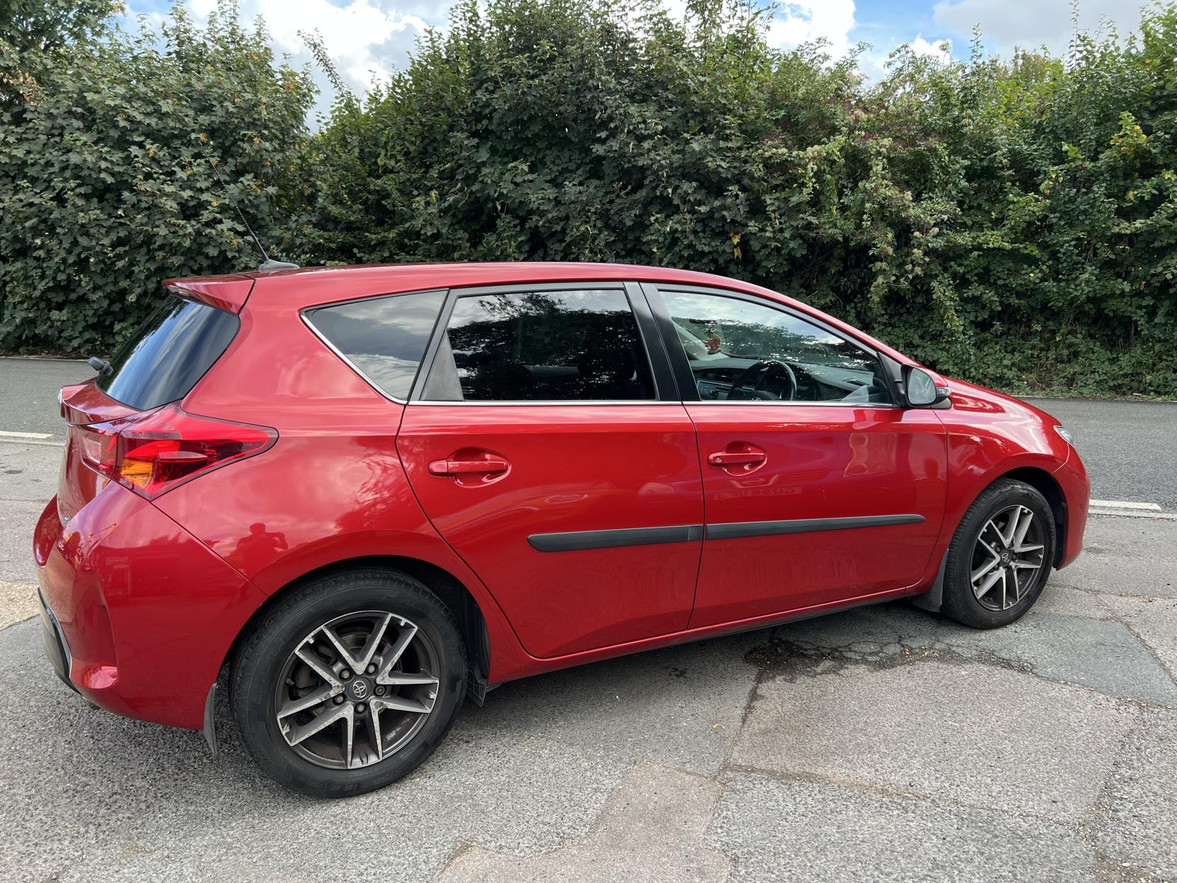 Toyota Auris 1.6 V-Matic Icon Plus Hatchback 5dr Petrol Manual Euro 5 (132 ps)