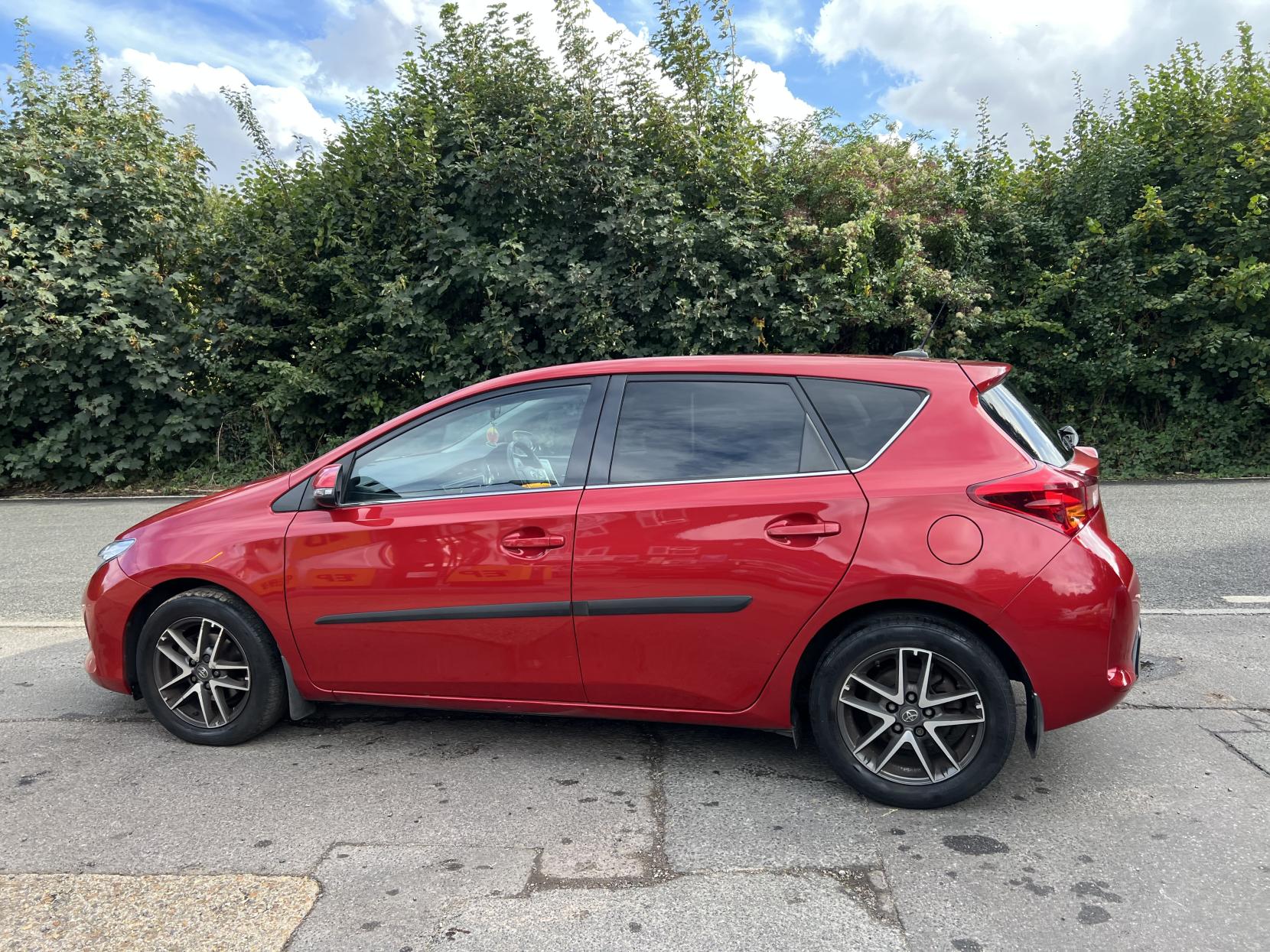 Toyota Auris 1.6 V-Matic Icon Plus Hatchback 5dr Petrol Manual Euro 5 (132 ps)